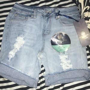 Bermuda distressed shorts